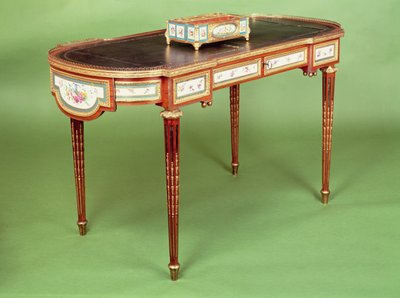 Bureau plat Louis XVI avec placage en bois de rose pâle et galerie en bronze doré, attribué à Martin Carlin - French School